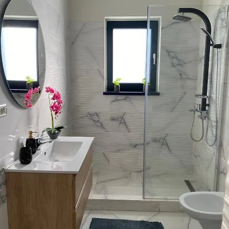 Luxury House Apartment *